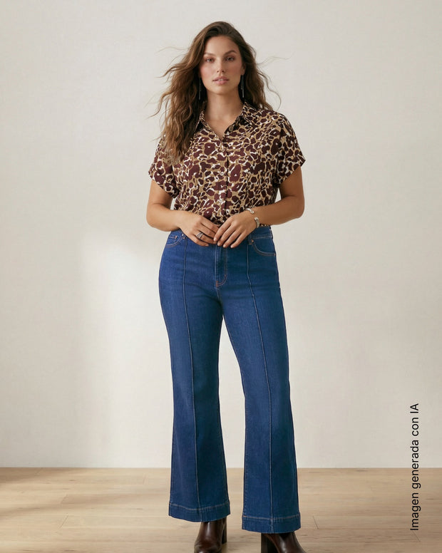 Blusa estampada de manga corta y cuello camisero