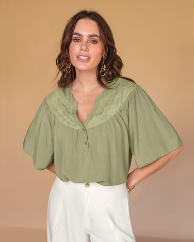 Blusa manga corta amplia cuello redondo con detalle de corte en V#color_601-verde