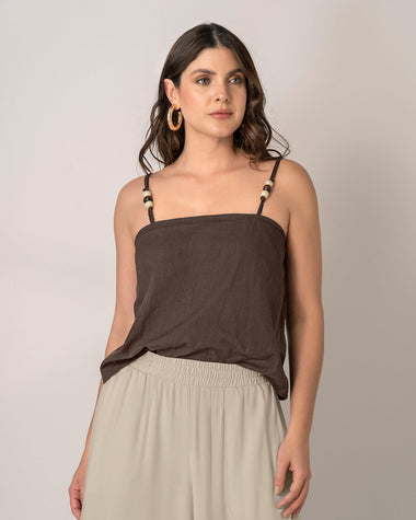 Blusa de tiritas con apliques en madera#color_800-cafe-oscuro