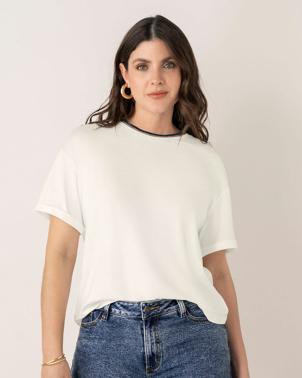 Camiseta manga corta con detalle tejido en el cuello