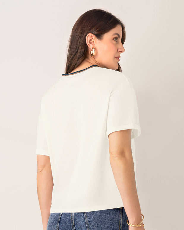 Camiseta manga corta con detalle tejido en el cuello