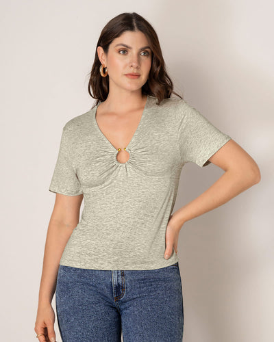 Camiseta ajustada con argolla en escote#color_084-arena