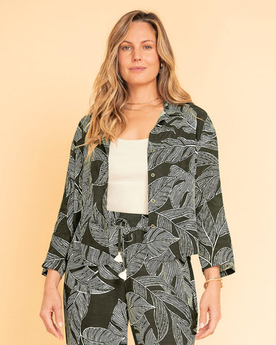 Blusa manga 3/4 estampada con botones en frente#color_145-verde-est