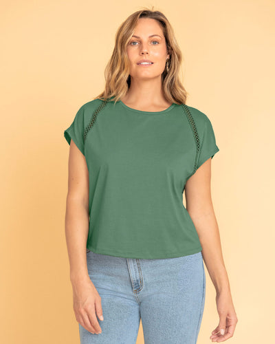 Camiseta con detalle guipure en mangas#color_601-verde-pastel