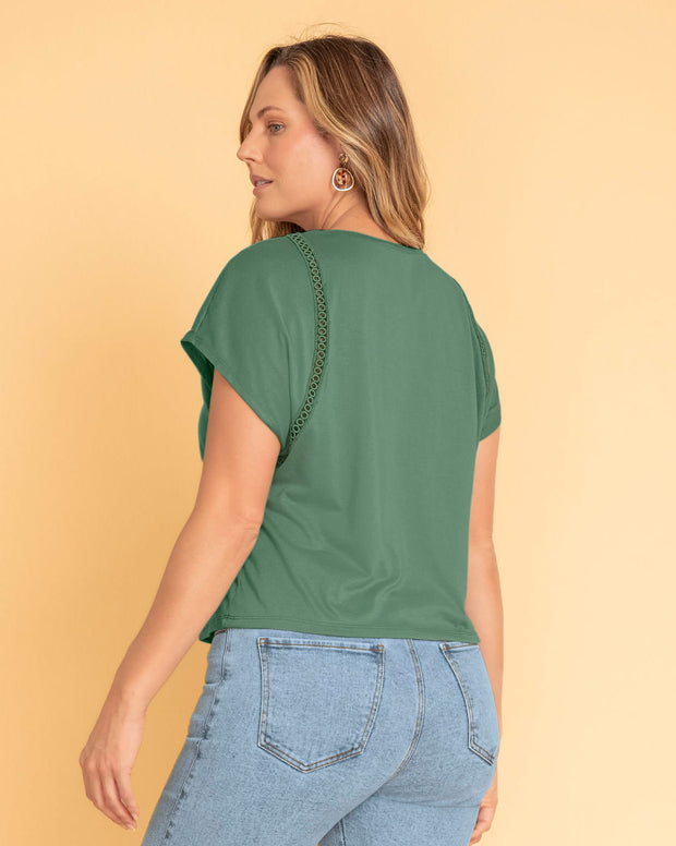 Camiseta con detalle guipure en mangas
