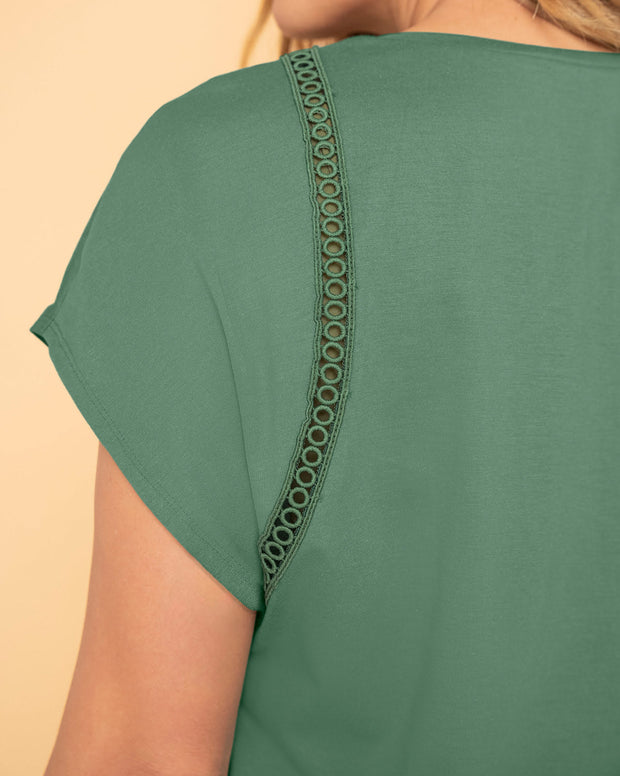 Camiseta con detalle guipure en mangas