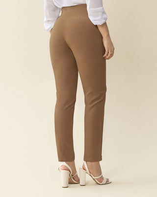 Pantalón bota recta silueta ajustada#color_835-cafe-med