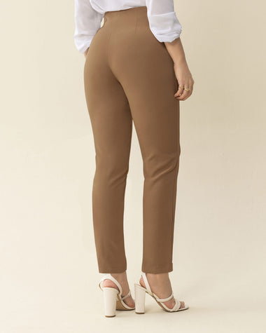 Pantalón bota recta silueta ajustada#color_835-cafe-med