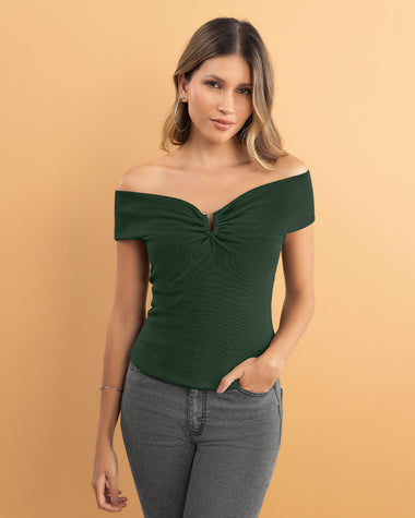 Camiseta off shoulders con detalle en escote#color_601-verde-medio-oscuro