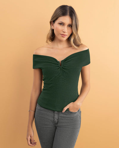 Camiseta off shoulders con detalle en escote#color_601-verde-medio-oscuro
