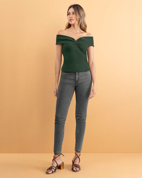 Camiseta off shoulders con detalle en escote#color_601-verde-medio-oscuro