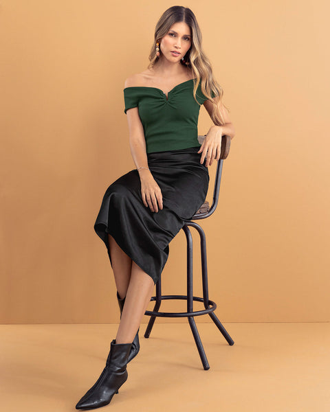 Camiseta off shoulders con detalle en escote#color_601-verde-medio-oscuro