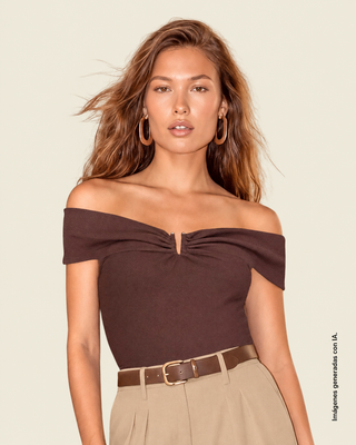 Camiseta off shoulders con detalle en escote#color_c24-cafe-medio
