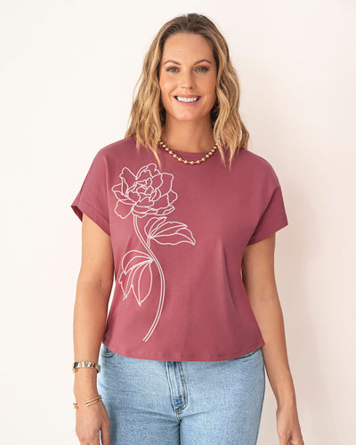 Camiseta manga corta con dobladillo con estampado en frente#color_895-mora-claro