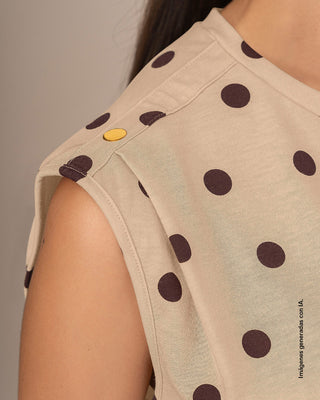 Camiseta manga sisa con tache en hombros#color_014-puntos
