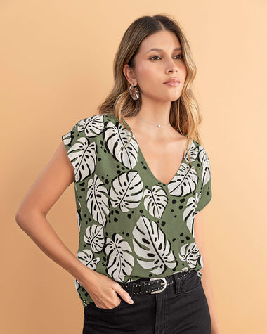 Blusa manga corta estampada con cuello en V#color_001-hojas