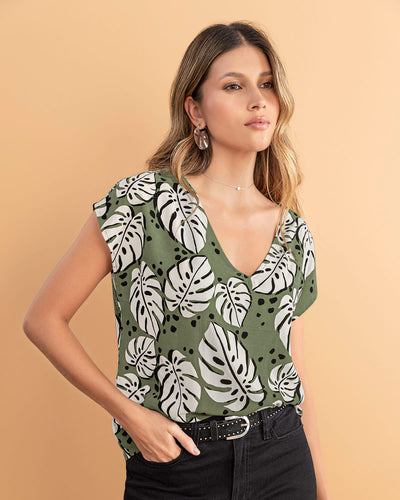 Blusa manga corta estampada con cuello en V#color_001-hojas
