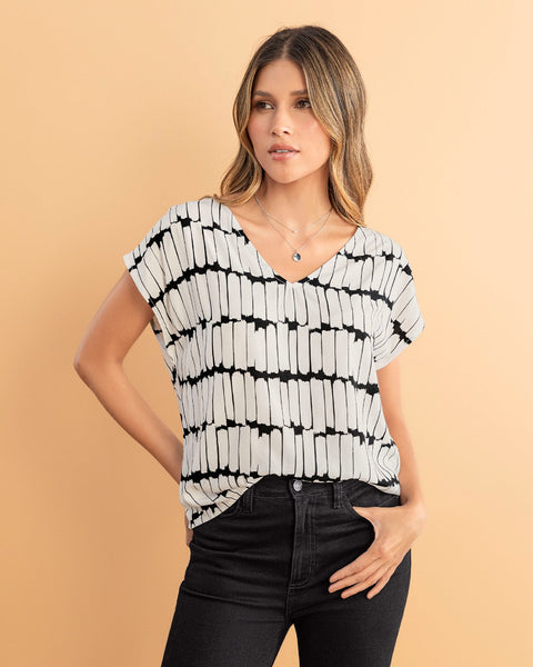Blusa manga corta estampada con cuello en V#color_012-manchas
