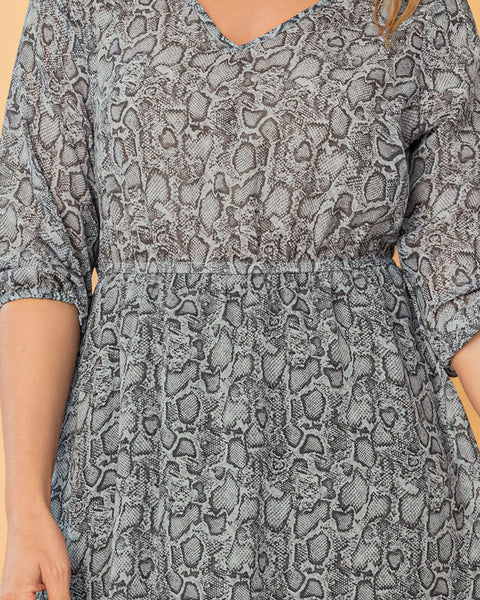 Vestido corto estampado con elástico en mangas y cintura#color_145-estampado-gris-animal-print