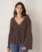 Blusa escote en V con aplique de escalerilla#color_800-cafe-oscuro