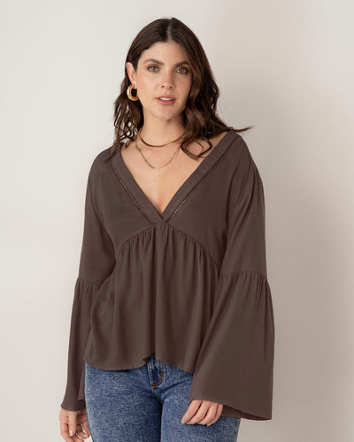 Blusa escote en V con aplique de escalerilla#color_800-cafe-oscuro