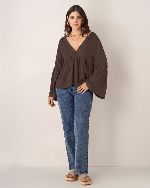Blusa escote en V con aplique de escalerilla#color_800-cafe-oscuro