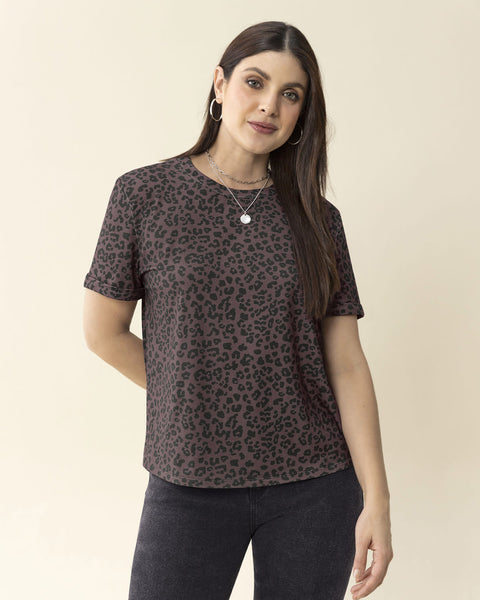 Camiseta manga corta estampada con dobladillo en manga#color_028-leopardo