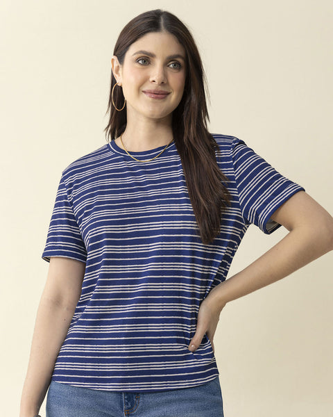 Camiseta manga corta estampada con dobladillo en manga#color_047-rayas-azul-osc