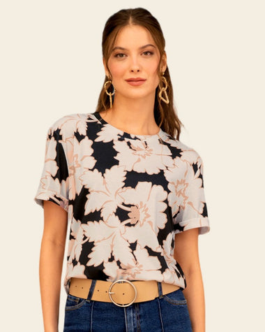 Camiseta manga corta estampada con dobladillo en manga#color_070-flores