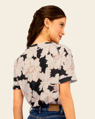 Camiseta manga corta estampada con dobladillo en manga#color_070-flores