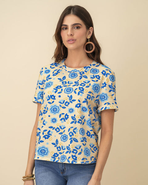 Camiseta manga corta estampada con dobladillo en manga#color_094-flores-azul