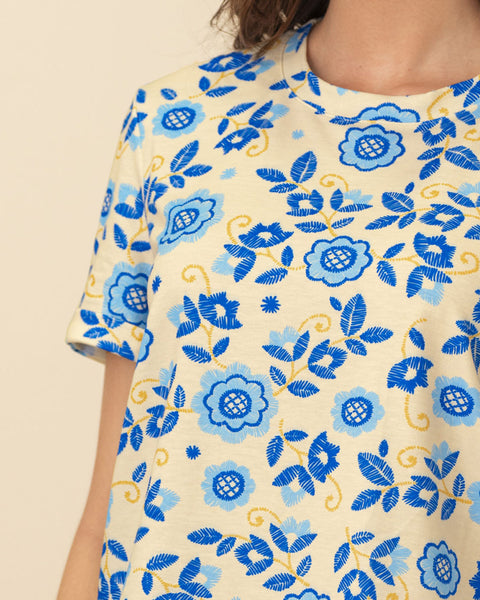 Camiseta manga corta estampada con dobladillo en manga#color_094-flores-azul