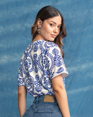 Camiseta manga corta estampada con dobladillo en manga#color_105-azulejo