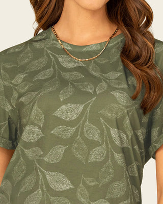 Camiseta manga corta estampada con dobladillo en manga#color_135-hojas