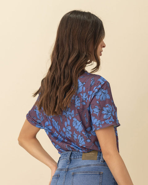 Camiseta manga corta estampada con dobladillo en manga#color_640-flor-azul