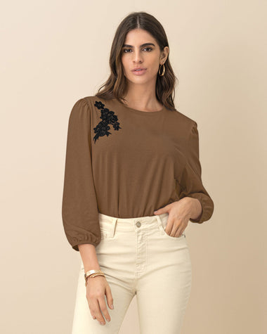 Camiseta manga 3/4 con aplique bordado#color_640-cafe-medio