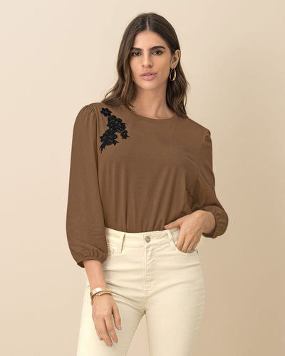Camiseta manga 3/4 con aplique bordado#color_640-cafe-medio