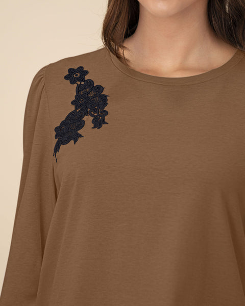 Camiseta manga 3/4 con aplique bordado#color_640-cafe-medio