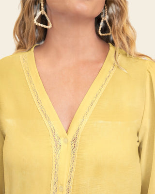 Blusa manga 3/4 con bordado en escote#color_019-amarillo
