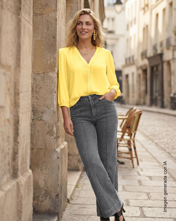 Blusa manga 3/4 con bordado en escote