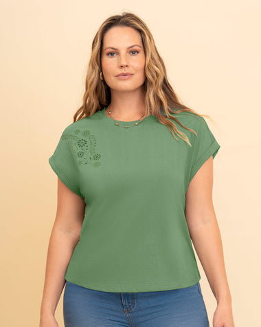 Camiseta manga corta con estampado con relieve#color_068-verde-sage