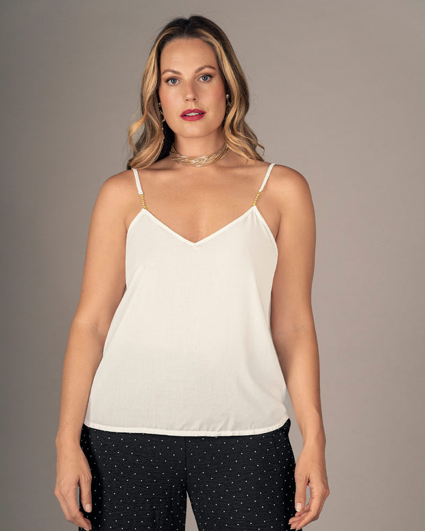 Camiseta con accesorio decorativo en cargaderas