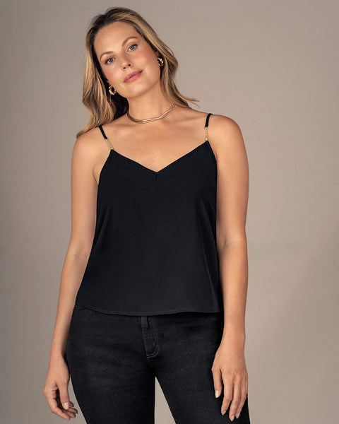 Camiseta con accesorio decorativo en cargaderas#color_700-negro