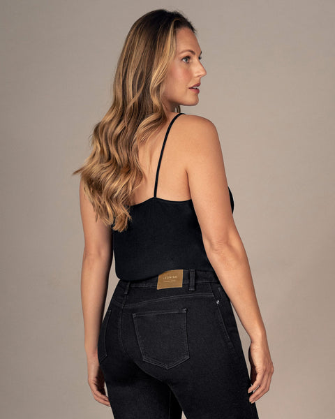 Camiseta con accesorio decorativo en cargaderas#color_700-negro