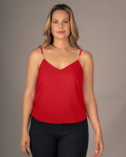 Camiseta con accesorio decorativo en cargaderas#color_c36-rojo
