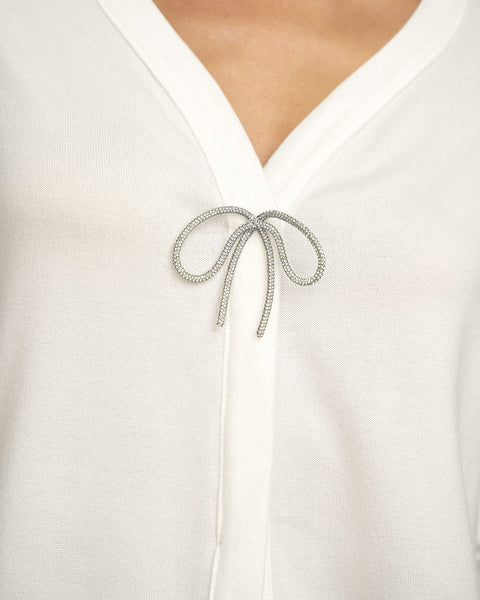 Buzo manga larga con accesorio decorativo en frente#color_018-marfil