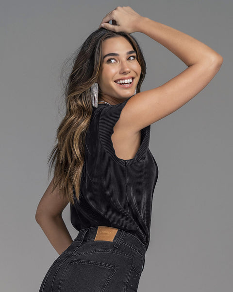 Camiseta manga corta en tela satinada y acanalada#color_700-negro