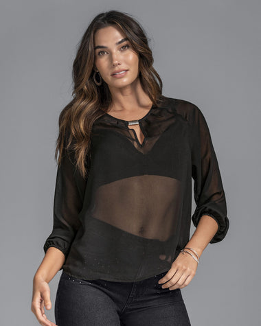 Blusa con abertura y detalle decorativo en frente#color_700-negro