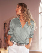 Blusa manga larga en tela tipo satín#color_708-plateado