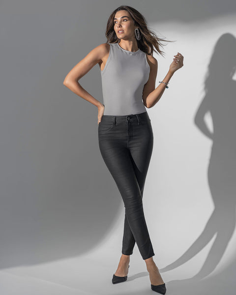 Pantalón skinny en tela tipo cuero#color_700-negro